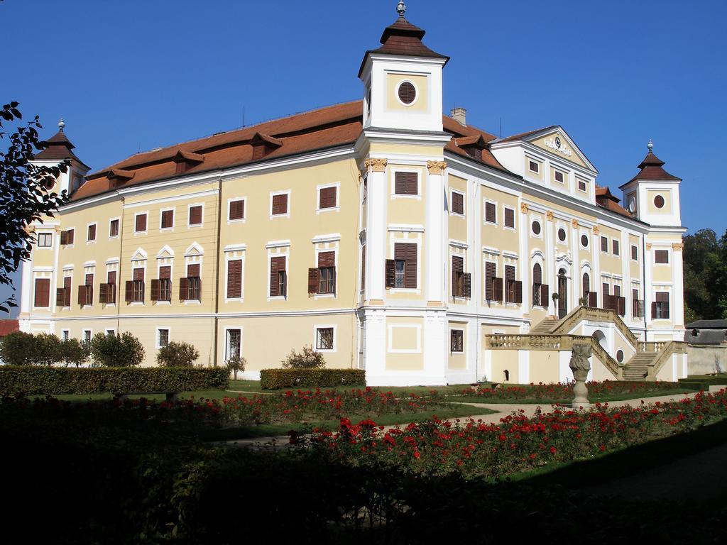 Penzion U Tomcalu Terezín Exteriör bild