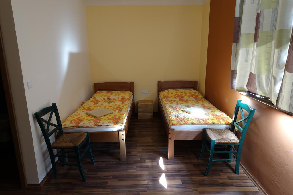 Penzion U Tomcalu Terezín Exteriör bild